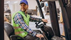 Location d’un chariot frontal : comment choisir le bon modèle pour votre activité ?
